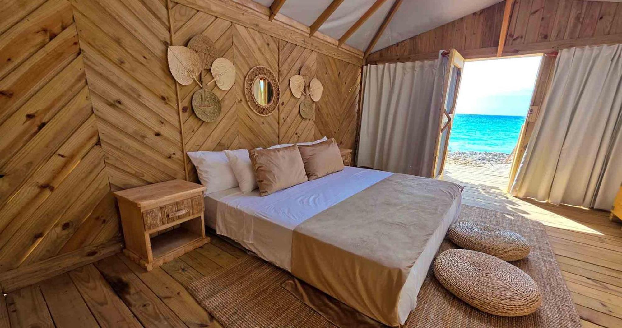 Glamping Ecolodge Cueva De Las Aguilas 佩德纳莱斯 外观 照片